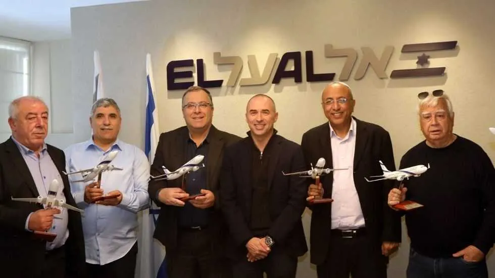 מימין: חיים צורי, אבירם דהרי, גונן אוסישקין, אלי דוקורסקי, אליהו זוהר, ודוד אבן צור, עם דגמי המטוס