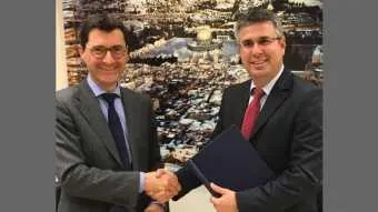 מר משה אשר בחברת מר יורג גאסר לאחר טקס החתימה