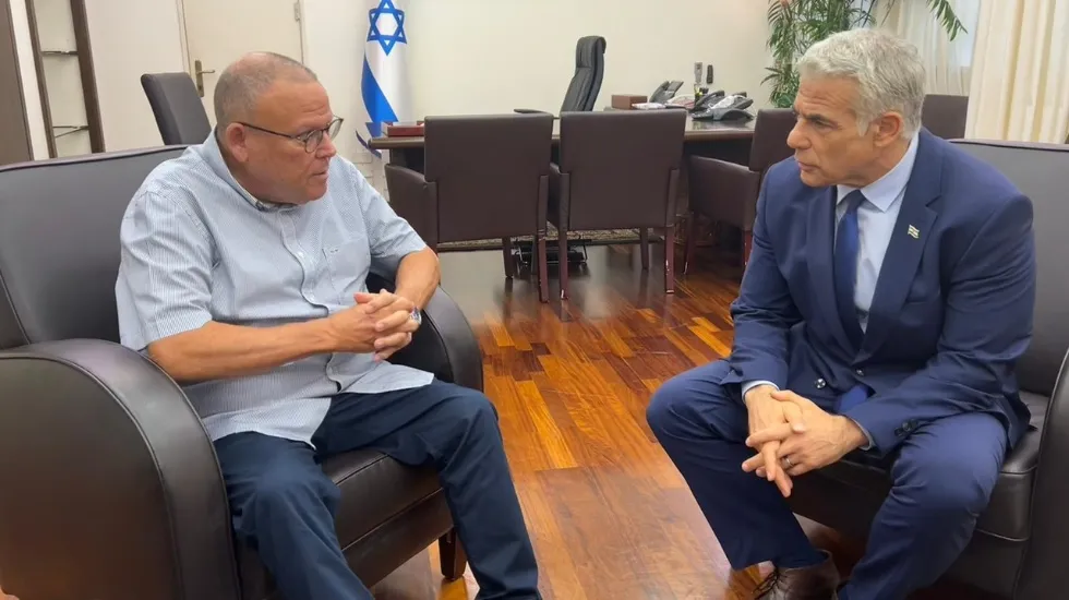 רה״מ לפיד ויו״ר ההסתדרות בר דוד. נפגשו היום לדון בדרכים להתמודד עם יוקר המחייה. צילום: לשכת ראש הממשלה 