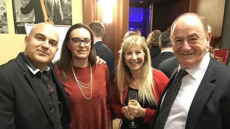מימין: נציגי מכשירי תנועה שלמה מאיר ורעייתו עם רפי וויטנברג ורעייתו