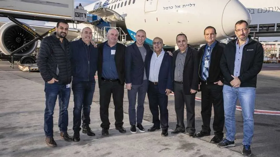 חברי מועצת דליית אל כרמל למרגלות המטוס החדש 
