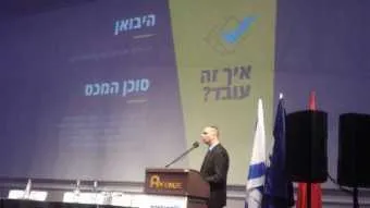 שי חיימוב מציג את Log Box בוועידת PORT2PORT