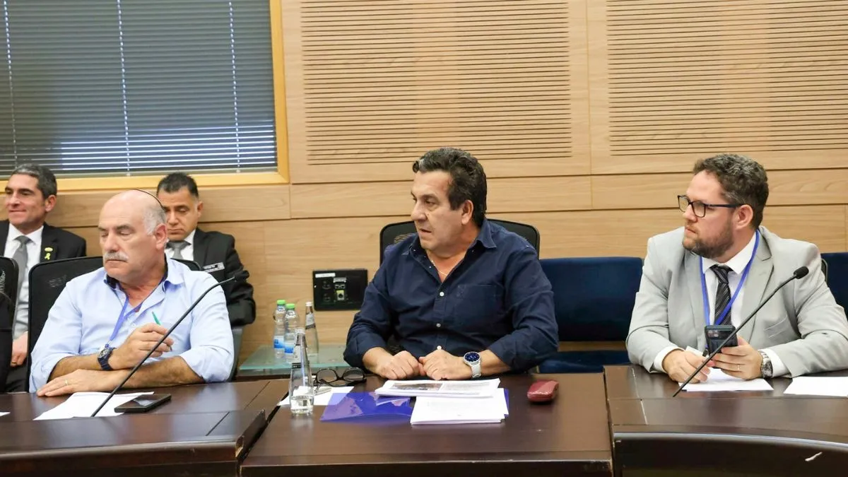 בן הרוש (במרכז) בוועדת הכלכלה. התנגד להחרגת הנמלים מהתקנה