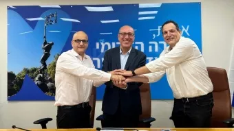 מימין: יצחק בלומנטל, מנכ״ל חנ״י, אלי לנקרי, ראש עיריית אילת, ועוזי יצחקי, יו״ר חנ״י. הצהרת כוונות לפיתוח נמל אילת צילום: דוברות עיריית אילת