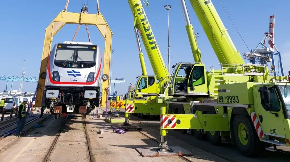 קטרים חשמליים חדשים נפרקו בנמל חיפה. צילום: אנדריי מיגולניה, משה יחזקאל