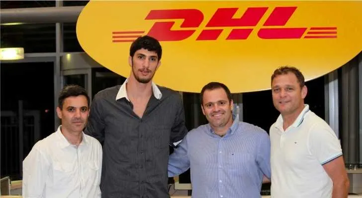 אודי שרון, מנכ"ל DHL עם צוות מכבי ת"א