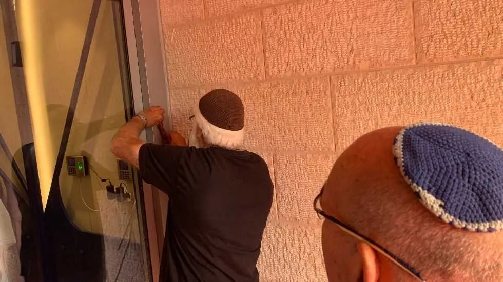 טקס קביעת המזוזה במשרדים החדשים 