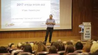 מנכ"ל חברת נמל אשדוד, איציק בלומנטל, מציג את תכניות העבודה 