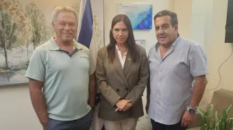 מימין: גבי בן הרוש, יו״ר מועצת המובילים, ח״כ אתי עטייה, ומנכ״ל מועצת המובילים דוד כוכבא