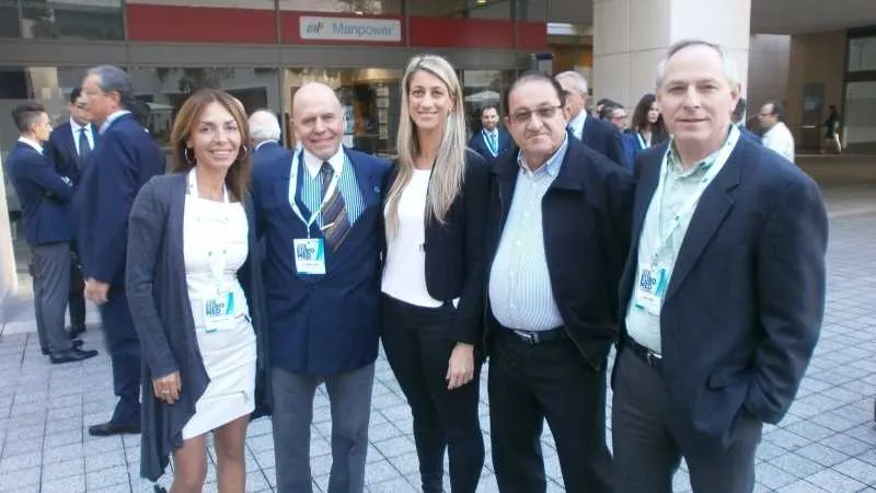 מנדי זלצמן ואליצ׳ה פרנקל עם חלק מחברי המשלחת הישראלית