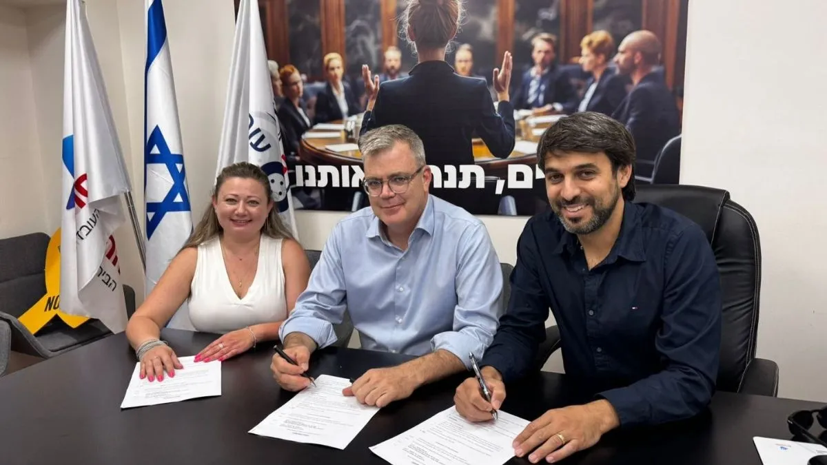מימין: עו״ד איל ידין, יו״ר איגוד התחבורה, מנכ״ל ארקיע עוז ברלוביץ׳ ויו״ר ועד הדיילים בארקיע עדן שוחט