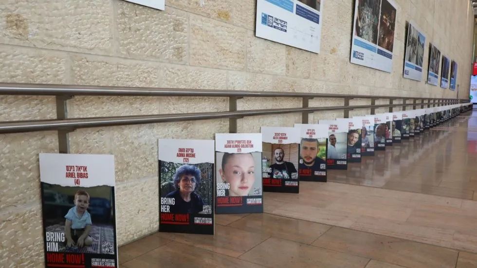 תמונות החטופים בנתב״ג