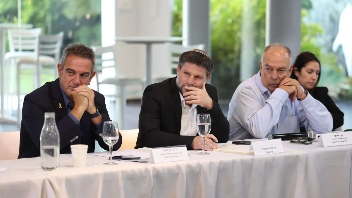 מימין: יו״ר המגזר העסקי דובי אמיתי, שר האוצר בצלאל סמוטריץ׳, ונשיא המגזר העסקי רון תומר