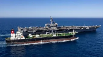 נושאת המטוסים USS Abraham Lincoln בעת תדלוק ימי. עזבה את ים סין הדרומי לטובת המזרח התיכון 