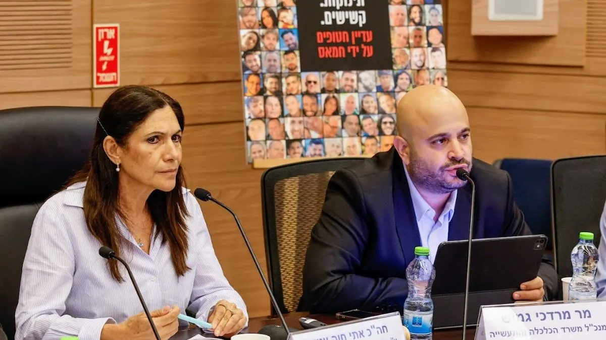 מנכ״ל משרד הכלכלה מרדכי גמיש ויו״ר הוועדה, ח״כ חוה אתי עטייה