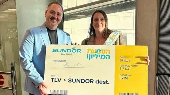גליה שחר, הנוסעת המיליון של החברה, וגל גרשון, מנכ״ל סאן דור