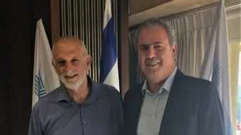 יורם דבש ואהרון אהרון.