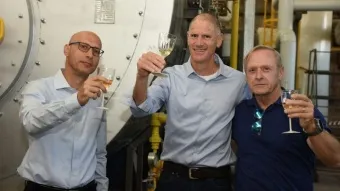 מימין: טומי הרדי, מנכ״ל כרמית, אורי לופט מנכ״ל איטונג, נועם שצ׳לקה, מנכ״ל אינרום. צילום: דנה כספי