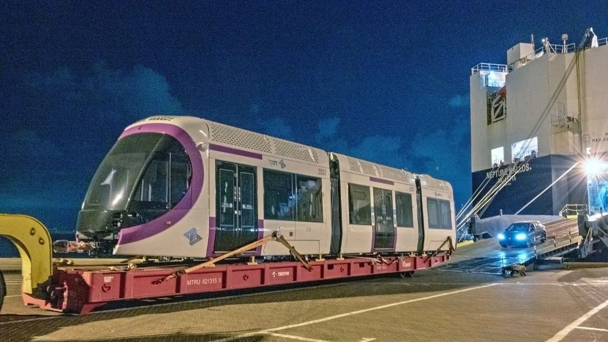 הקרונות הראשונים של הקו הסגול הגיעו לנמל חיפה