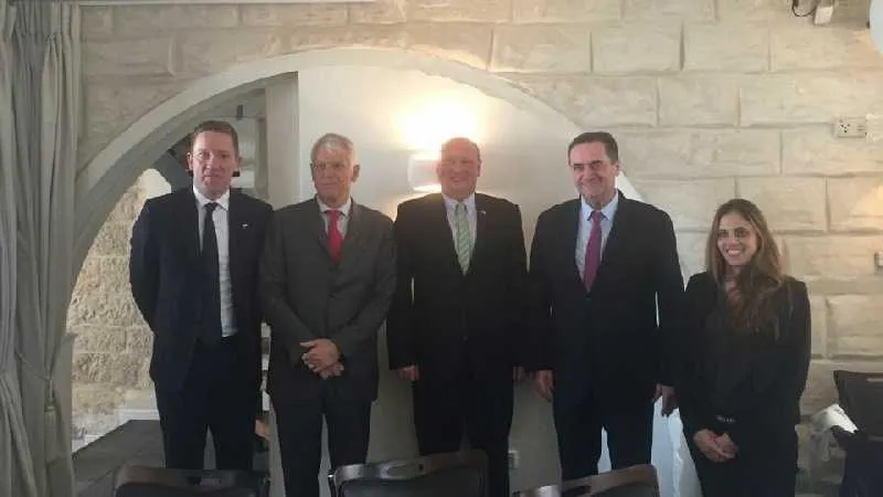 השר כץ ומנכ"לית משרדו בחברת חברי משלחת מהיורוקונטרול. צילום: לבנת ניזרי