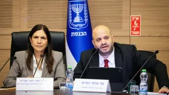 מנכ״ל משרד הכלכלה מוטי גמיש ויו״ר הוועדה לעובדים זרים, ח״כ אתי עטייה