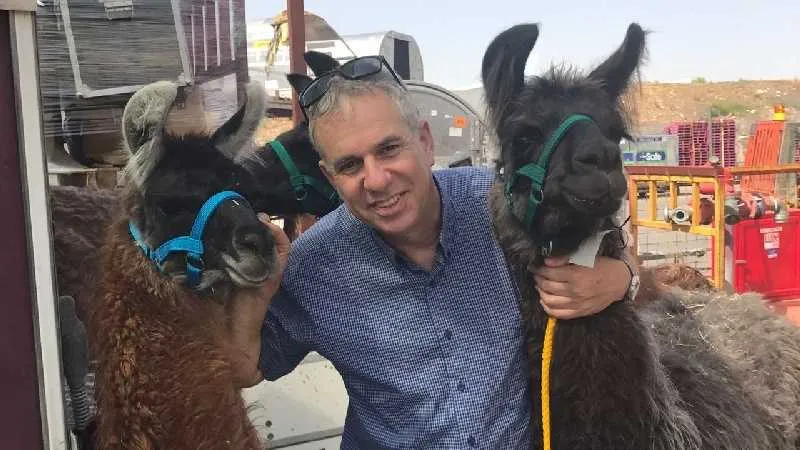 רונן שפירא, מנהל חטיבת המטענים של אל על, מקבל את פני הלאמות