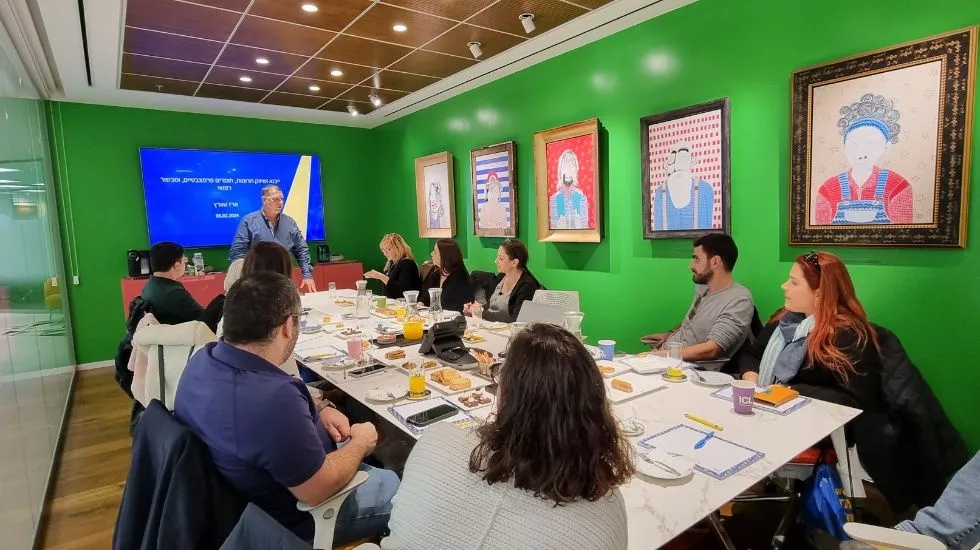 ארז שוורץ מחברת ICL בעת הדרכה