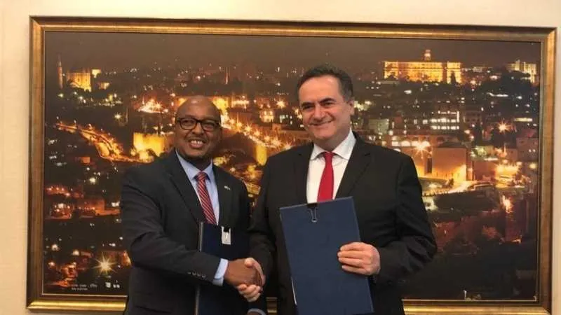 שר התחבורה כץ ושגריר רואנדה בישראל בעת החתימה על ההסכם 
