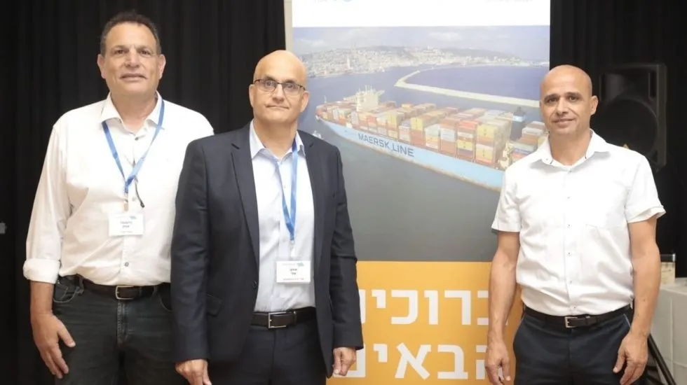 מימין: משה דוד, מנהל הביטחון חנ״י,  עוזי יצחקי, יו״ר חנ״י, יצחק בלומנטל, מנכ״ל חנ״י