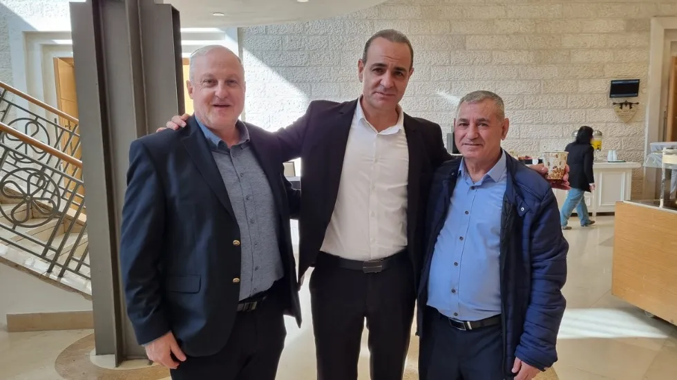 מימין: ריאד אברהים, מונדר מוסא ורו״ח שמוליק וטנשטיין
