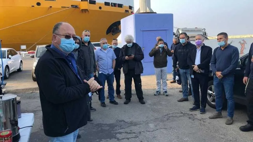 מנכ״ל חנ״י, שלמה ברימן, משמאל, בחברת עובדי מחלקת ים אשדוד 