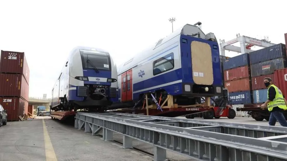 קרונות הרכבת נפרקים במסוף פרידנזון באשדוד. צילום באדיבות פרידנזון  