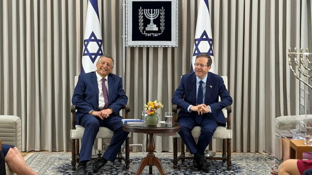 כבוד בבית הנשיא: משה מנו העניק ליצחק הרצוג את ספרו האוטוביוגרפי ״ימים סוערים״