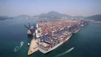 אניית הענק OOCL Hong Kong בנמל יאנטיאן. תמונה: נמל יאנטיאן