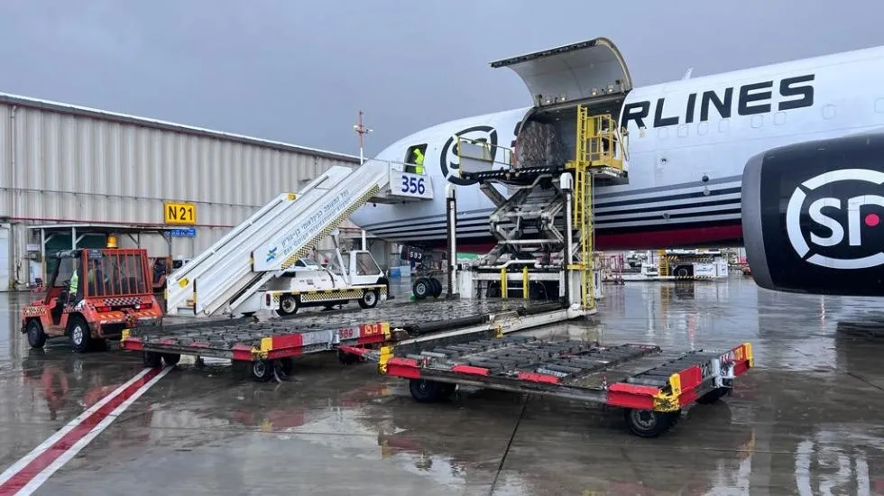 מטוס חברת SF Airlines פורק מטען במסוף ממן בשבוע שעבר
