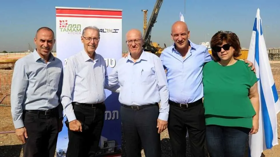 מימין: תמי מוזס, אמיר שוצמן, אלי דפס, יעקב גנות וגונן אוסישקין