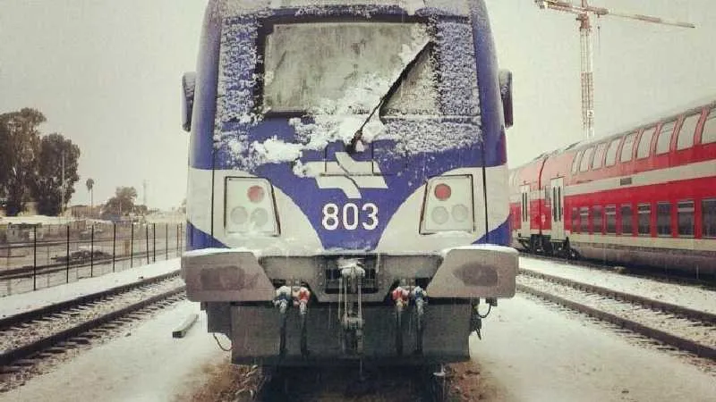 רכבת תחת מעטה לבן. תמונת ארכיון 