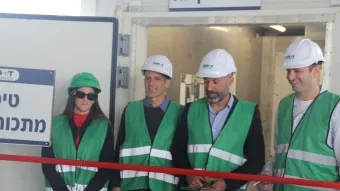 מימין: שי הוניג, מנכ״ל גדות שירותי אקולוגיה, מנכ״ל המשרד להגנ״ס, אסף יזדי, מ״מ סמנכ״ל בכיר רישוי סביבתי במשרד להגנ״ס, ולילך פדלון, ראש אגף המערך הלאומי לטיפול בחירום וחומ״ס