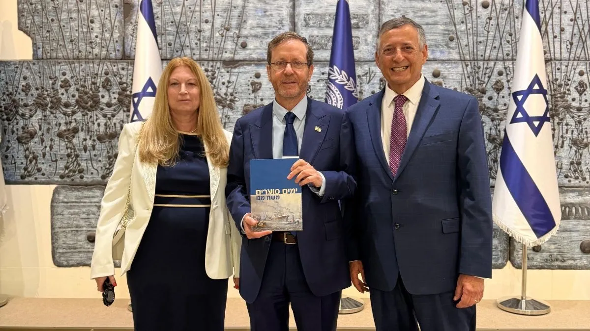 כבוד בבית הנשיא: משה מנו העניק ליצחק הרצוג את ספרו האוטוביוגרפי ״ימים סוערים״