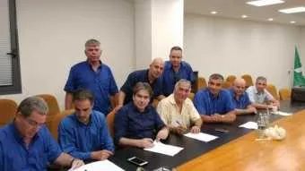 מעמד החתימה על ההסכם באגד. לא פחות ממהפכה
