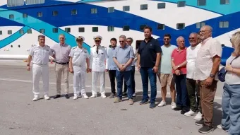 ראש העיר רודוס מושל המחוז ונציגי לשכת המסחר עם קפטן הוניה מנהל המלון ומנהל השיווק של מנו ספנות