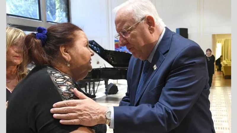 הנשיא ריבלין עם זוהרה לוי, אמו של ראובן לוי ז״ל 