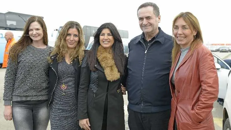 השר כ"ץ בחברת סמנ"כל שיווק אליצ'ה פרנקל ועובדות מחלקת השיווק של חברת נמל חיפה