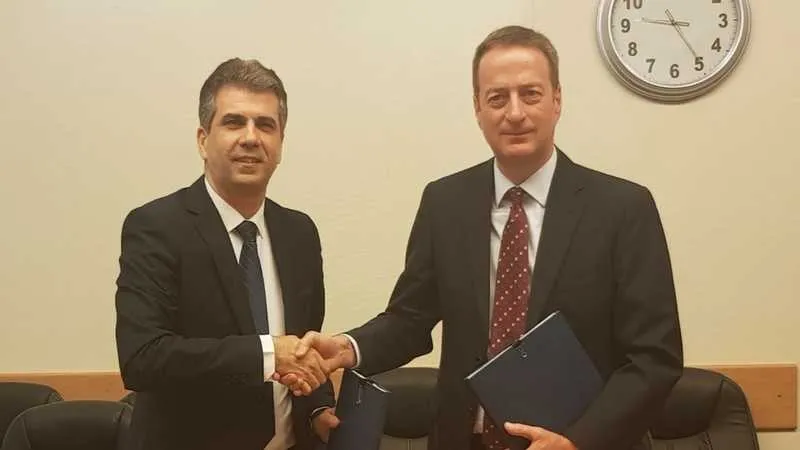 השר אלי כהן ועמיתו הבריטי דיוויד קווירי