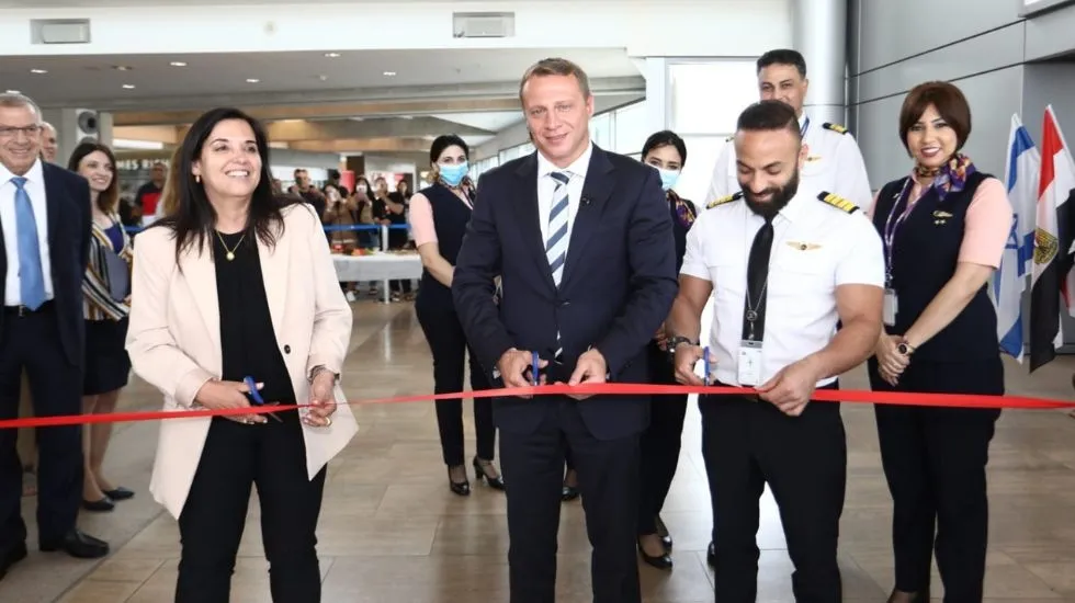שר התיירות רזבוזוב עם צוות המטוס המצרי של AIR CAIRO; חני סובול מנכ״לית דיזנהאוז, ועפר חודורוב, יו״ר דירקטוריון דיזנהאוז 