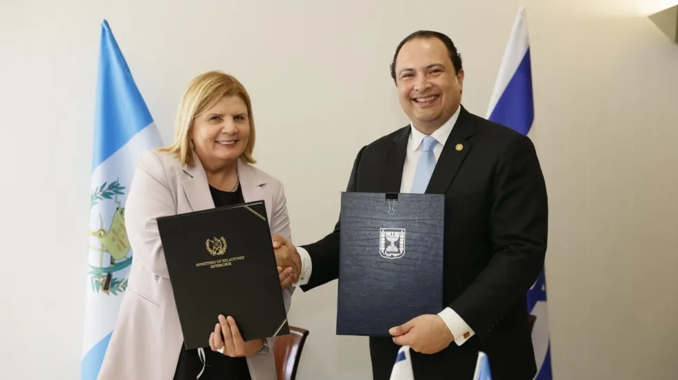 שרת הכלכלה והתעשייה אורנה ברביבאי ועמיתה, שר החוץ של גוואטמלה, ריו אדולפו בוקארו פלורס