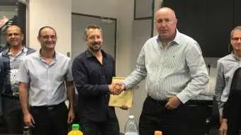 במרכז: רפי גבאי ורועי שלזינגר בטקס הענקת התעודה