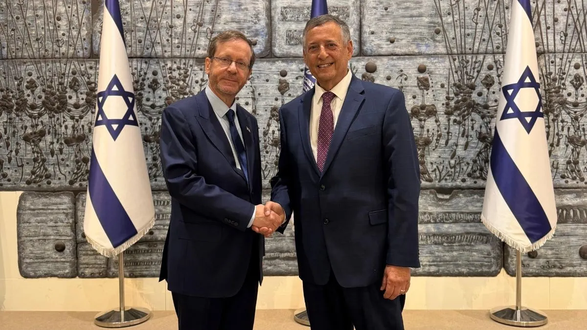 כבוד בבית הנשיא: משה מנו העניק ליצחק הרצוג את ספרו האוטוביוגרפי ״ימים סוערים״