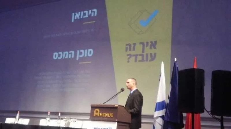 שי חיימוב מציג את Log Box בוועידת PORT2PORT