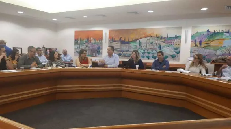 אבי בוסקילה (במרכז), מנכ״ל חברת שראל 